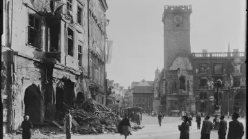 Pohled na Dům U Kamenného beránka vlevo a Staroměstskou radnici poškozenou během Pražského povstání v pozadí, 1945, digitálně upravený negativ, 13 × 18 cm