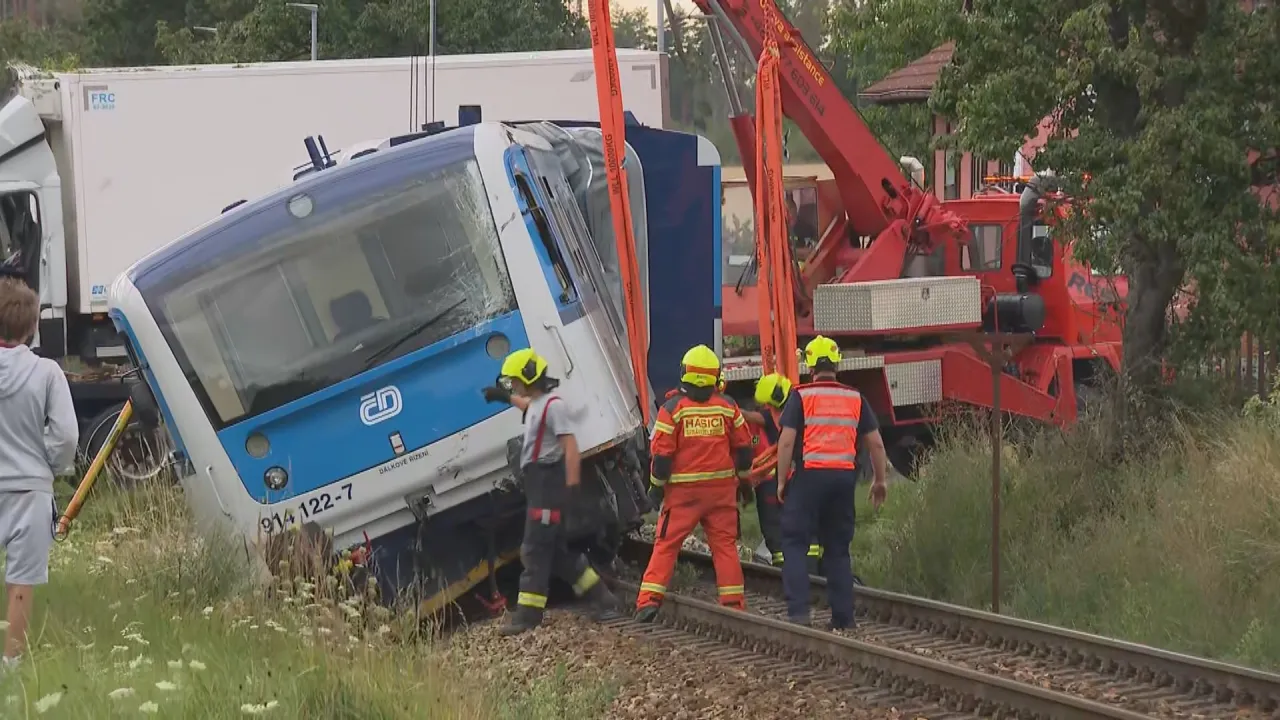 U Chýnova se srazil vlak s autem, několik lidí se zranilo