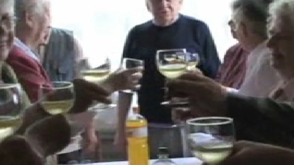 Přípitek na setkání spolužáků