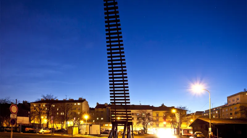 Plastika "Brána nenávratna" před pražským nádražím Bubny