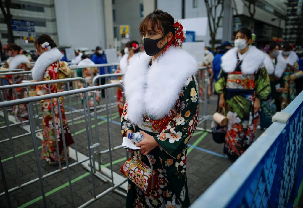 Mladí Japonci během státního svátku Dne dospělosti oslavují v ulicích města Jokohama