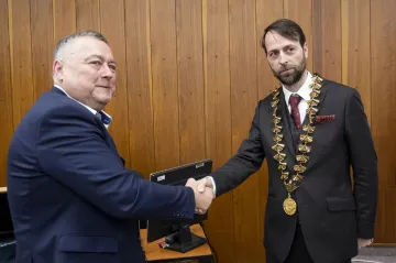 Starostou Trutnova se stal architekt Rosa. Adamec rezignoval kvůli poslaneckému mandátu