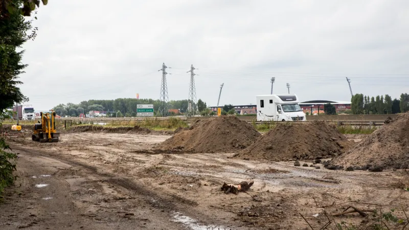 V Calais vzniká nová zeď