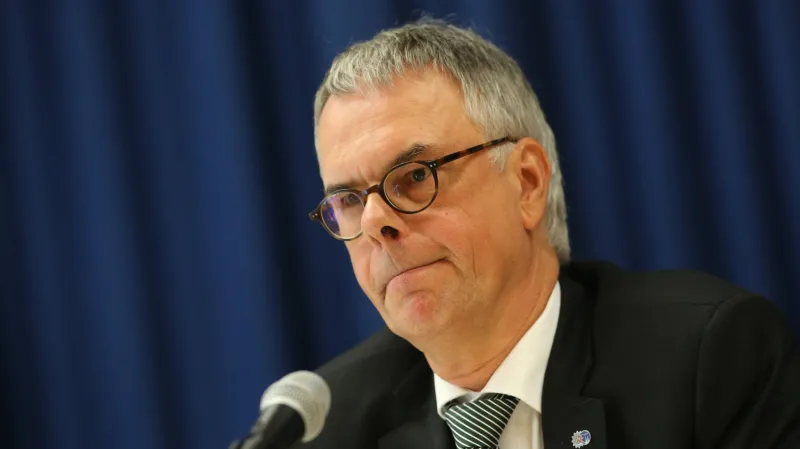 Wolfgang Albers byl postaven mimo službu