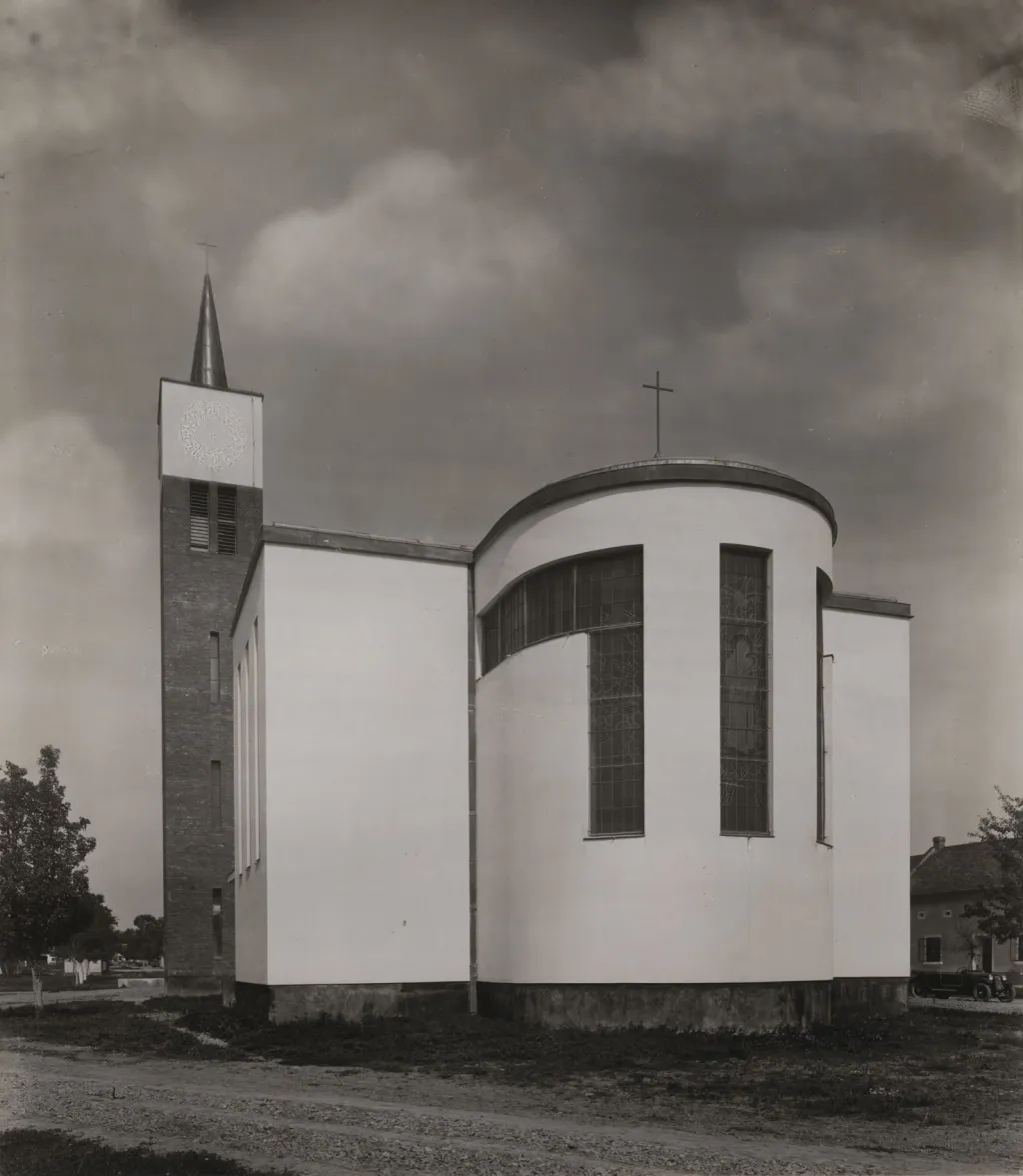 Fotografie z roku 1927. Architekt František Lýdie Gahura. Kostel v obci Míškovice