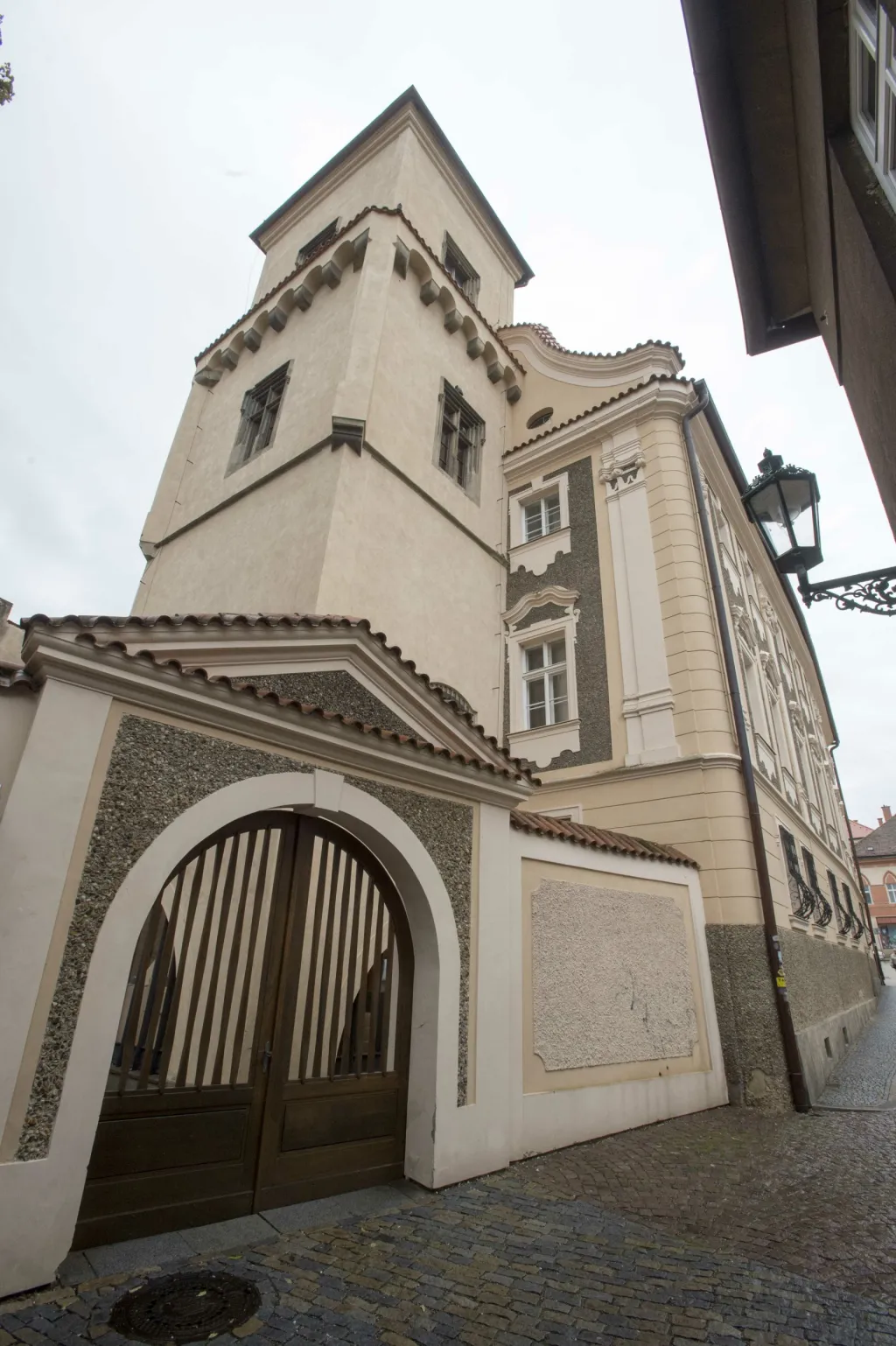 Infocentrum a Galerie Felixe Jeneweina se ze Sankturinovského domu po dobu rekonstrukce přestěhovaly do náhradních prostor. Galerie nyní sídlí v domě U Havířů v Šultysově ulici, informační centrum je v Kollárově ulici