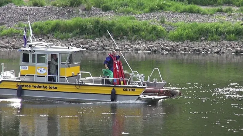Správci toku potřebovali umísti novou bójku