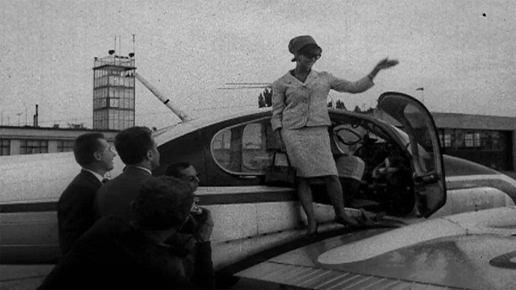 Claudia Cardinalová při příletu na festival ve Varech (1964)