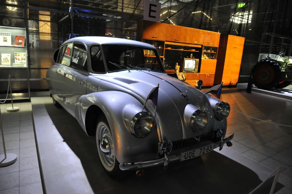 Tatra 87 z expozice cestovatelů Jiřího Hanzelky a Miroslava Zikmunda