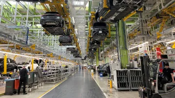 Pohled na výrobní linky německé automobilky Mercedes-Benz v německém Rastattu