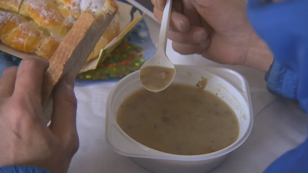 Teplé jídlo je pro lidi bez domova vzácné