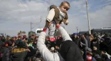 Zprávy ve 12: Tusk jednal v Aténách o uprchlické krizi
