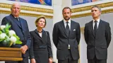 Norská královská rodina a premiér při podpisu kondolenčních listin