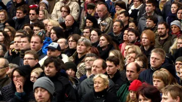 Lidé na Hradčanském náměstí sledují pohřeb exprezidenta na velkoplošných obrazovkách