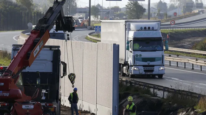 Kolem tábora v Calais roste čtyřmetrová zeď