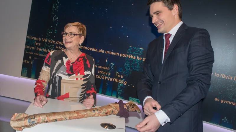 Věra Čáslavská při natáčení pořadu Hyde Park Civilizace v únoru 2016. Do studia přinesla ukázat i samurajský meč, který dostala od fanouška na OH v Tokiu v roce 1964.