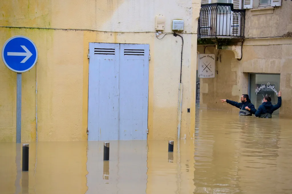 Zaplavená ulice ve městě La Réole na západě Francie