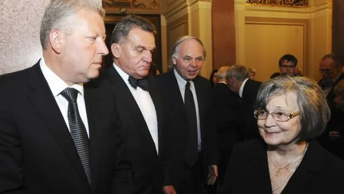Ministr kultury Jiří Besser (vlevo) a pražský primátor Bohuslav Svoboda (druhý zleva) kondolují vdově Marii Sukové (vpravo).