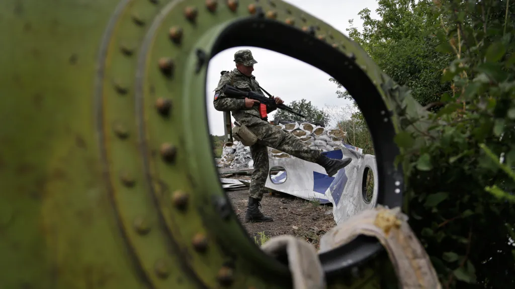 Proruský ozbrojenec na místě pádu malajsijského letadla