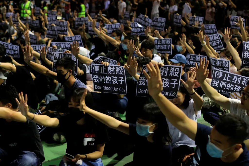 Protest proti používání ostrých nábojů během demonstrací v Hongkongu