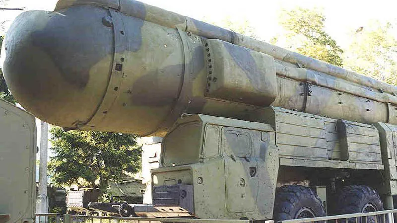 Raketa SS-20, která je schopna nést jadernou hlavici. Tento typ raket Sovětský svaz umístil ve vojenských prostorech v Československu.