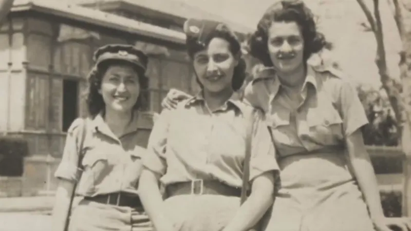 Hana Filipovičová (uprostřed) se spolubojovnicemi z ženského pomocného sboru britské armády ATS ( Auxiliary Territorial Service) v Egyptě