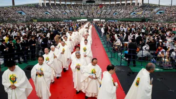 Papež František odsloužil v Nagasaki mši na místním baseballovém stadionu