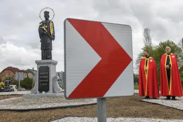 Socha i pouť. Česko si připomíná blahořečení Jana Nepomuckého