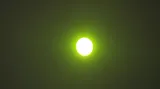 Pohled na zatmění Slunce přes černý filtr