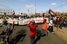 Súdánské ozbrojené síly rozháněly protesty střelbou, zabily deset lidí