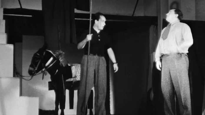 Jan Werich a Jiří Voskovec ve hře Osel a stín v Osvobozeném divadle (1932)