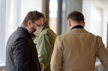 Inspekce případ vykonstruovala, řekl soudu policista obžalovaný z pokusu prodat nosorožčí roh