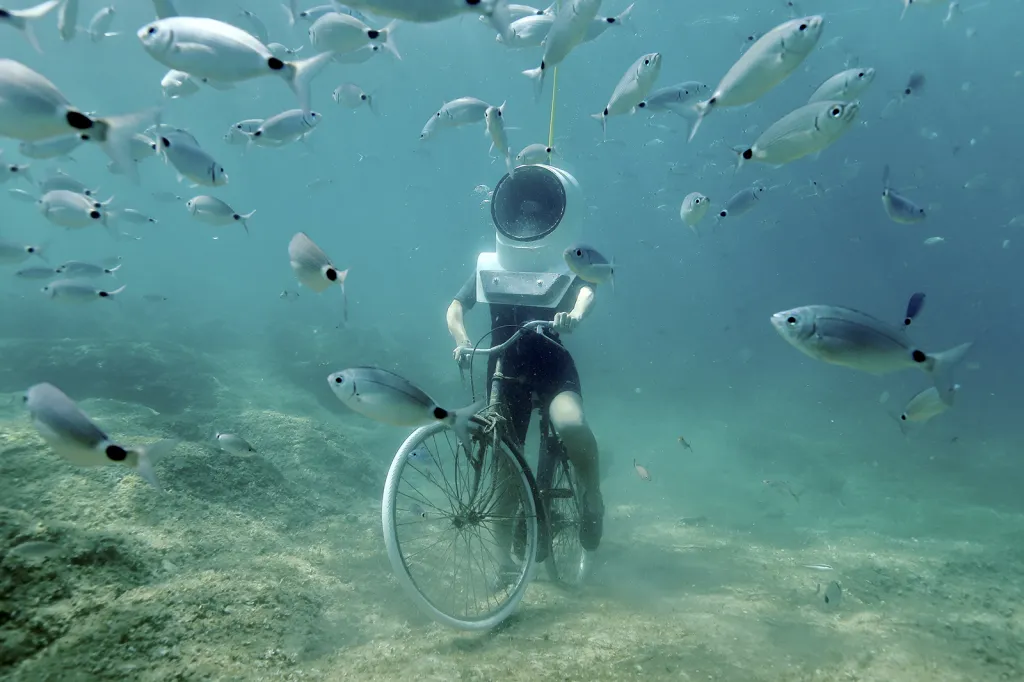 Podvodní park v chorvatské Pule nabízí jízdu na kole pod hladinou moře.
