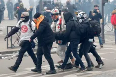Slzný plyn i hořící barikády v Paříži. Žluté vesty kritizují nerovnost a slaví výročí
