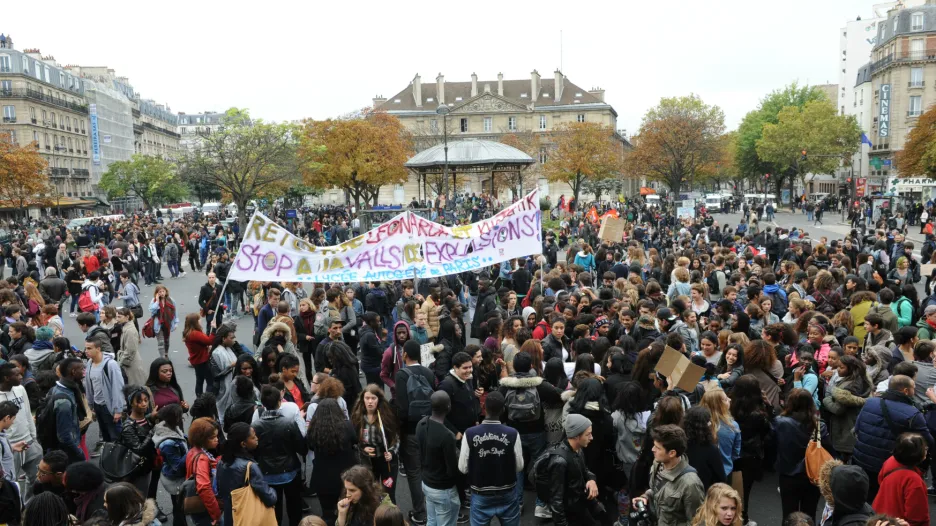 Mladí Francouzi demonstrují proti vyhoštění mladé Romky