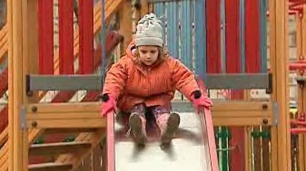 Dítě na skluzavce
