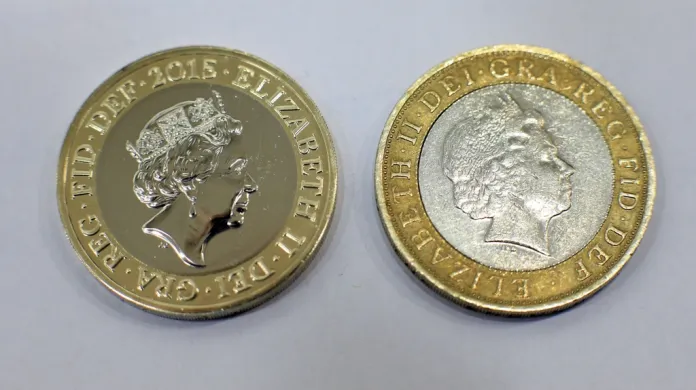 Srovnání nové dvoulibrové mince (vlevo) se starší verzí