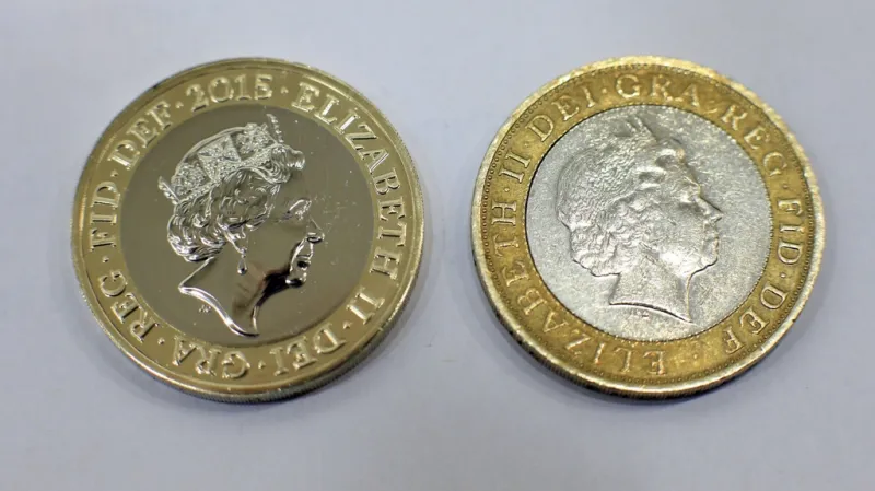 Srovnání nové dvoulibrové mince (vlevo) se starší verzí