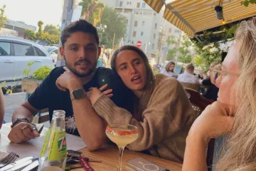 Jedí sušenky a vymýšlejí, jak zapálit dům. Matka mladíka s českým občanstvím popsala poslední zprávy od syna