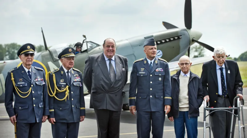 Účastníci odhlalení památníku letcům RAF