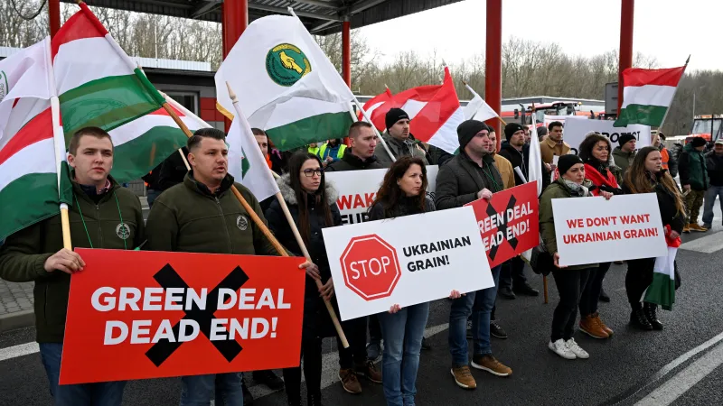 Farmáři s maďarskými vlajkami protestují nedaleko hraničního přechodu Hodonín-Holíč