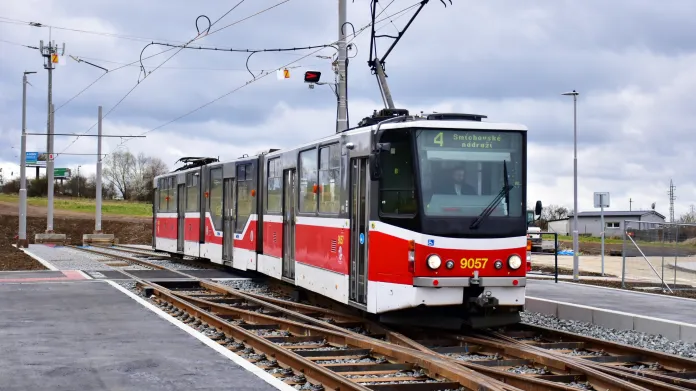 Modernizovaná tramvaj KT8 s nízkopodlažním článkem