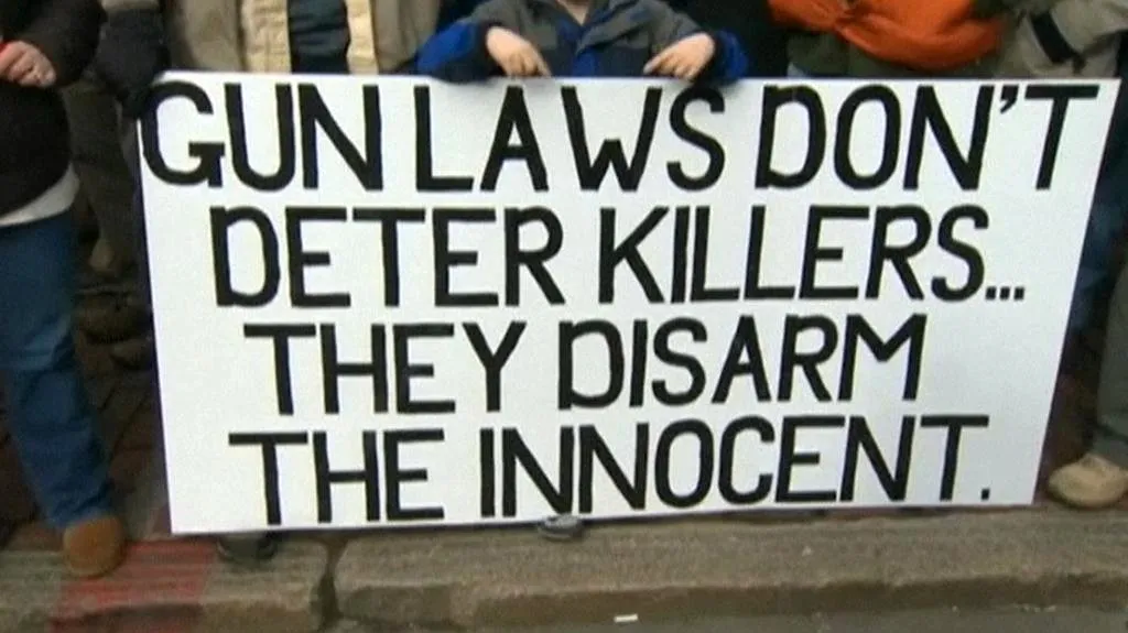 Demonstrace proti přísnější regulaci držení zbraní v USA