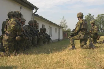 Vláda plánuje miliardy navíc pro armádní rozpočet. Dvě procenta HDP na obranu chce uzákonit