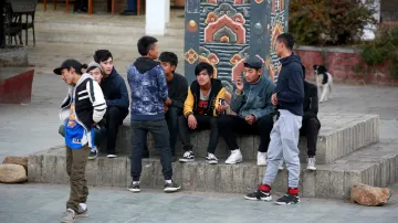Mladí Bhútánci v centru Thimphu