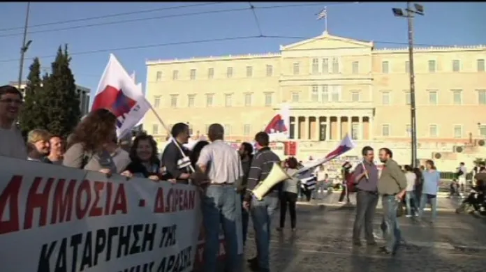 V Řecku demonstrovaly tisíce lidí, parlament schválil další škrty