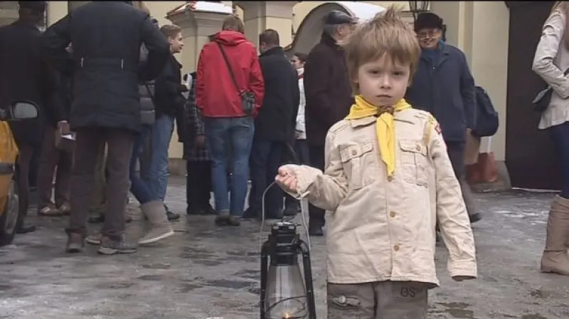 Skauti přivezli do Prahy Betlémské světlo
