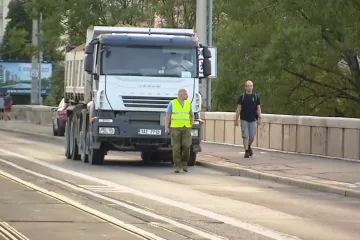 Na Libeňském mostě začaly zatěžovací zkoušky, na pět nocí se uzavře