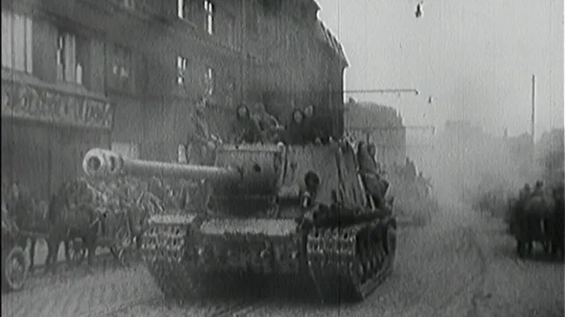 Příjezd vojáků Rudé armády v květnu 1945