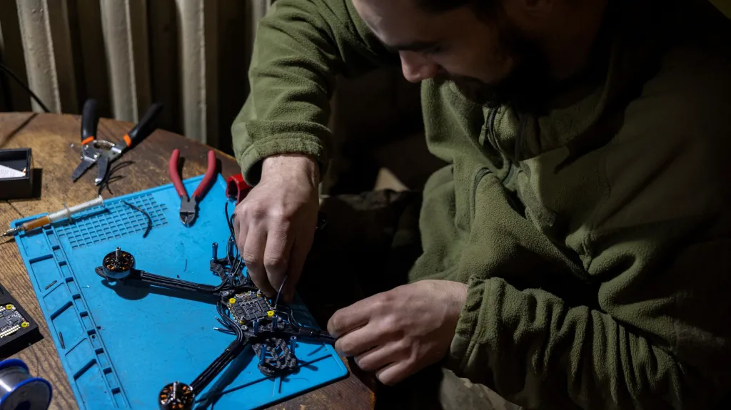 Ukrajinský technik upravuje dron